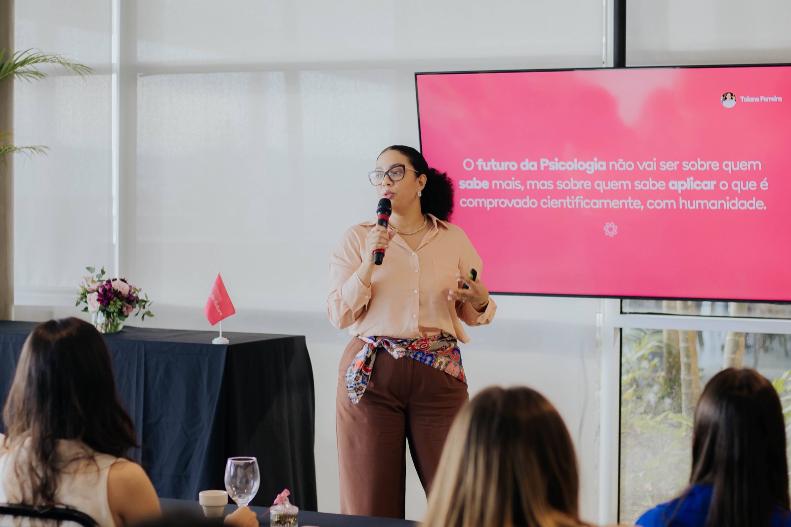 Taiane Ferreira palestrando sobre o futuro da Psicologia